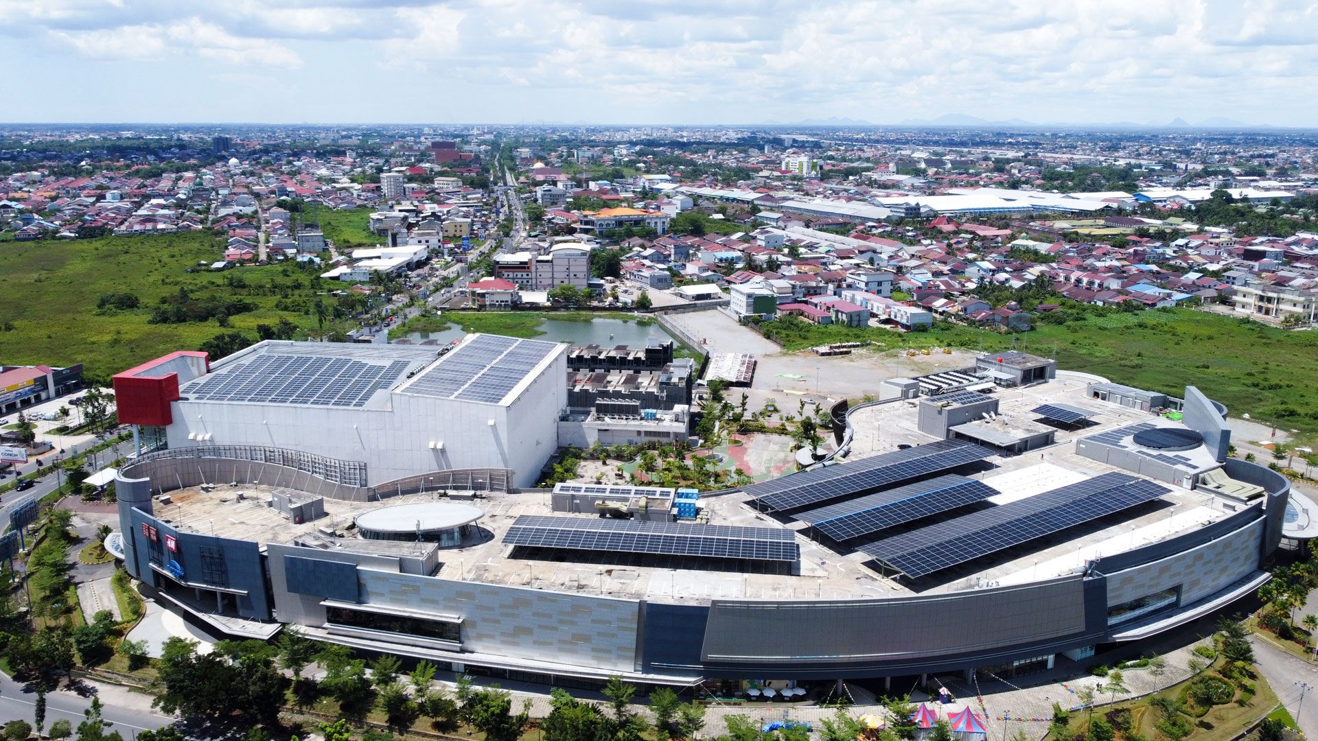 Jadi Pusat Perbelanjaan Pertama di Kalimantan yang Memanfaatkan Energi Bersih Melalui Instalasi PLTS
