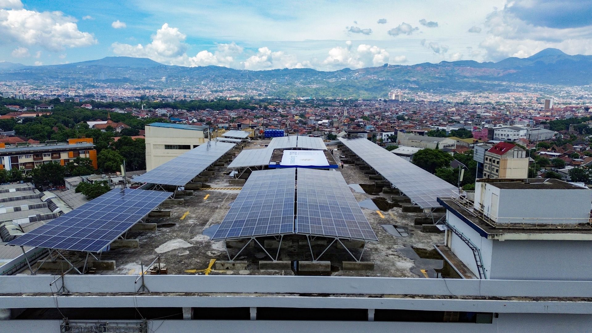 Pusat Perbelanjaan Bandung Manfaatkan Area Parkir untuk Instalasi PLTS Atap